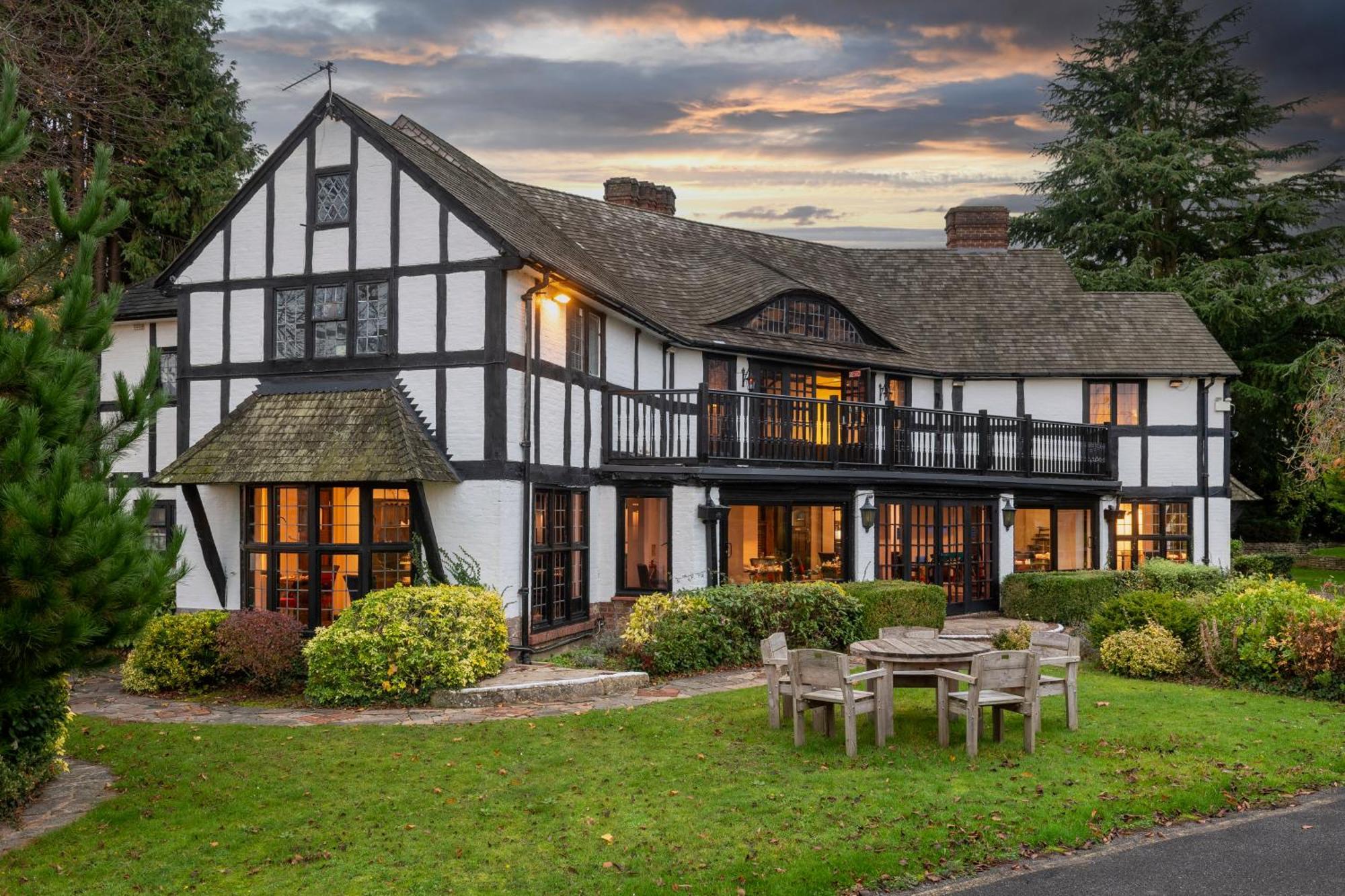 Thatchers East Horsley Exteriör bild