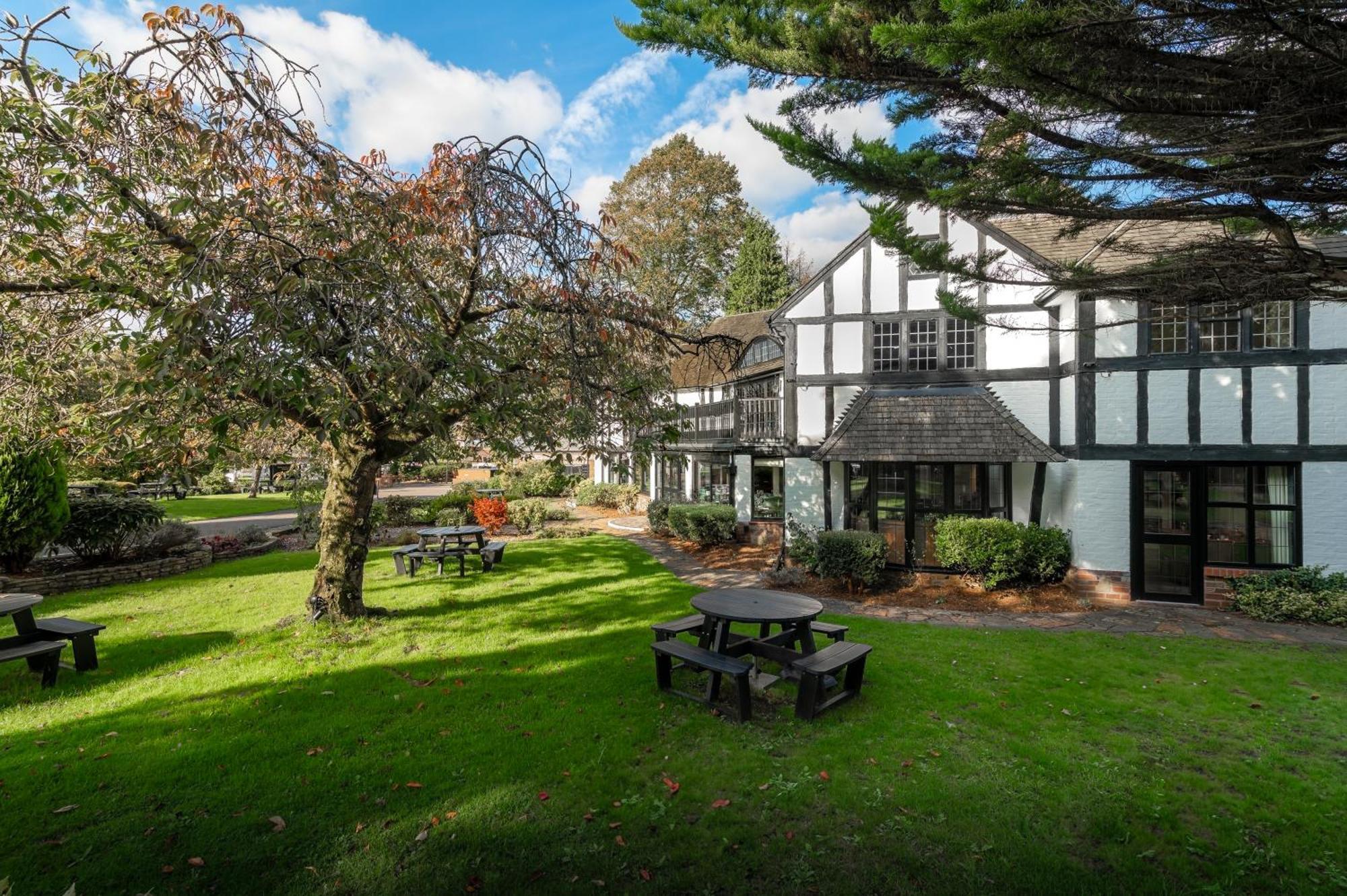 Thatchers East Horsley Exteriör bild