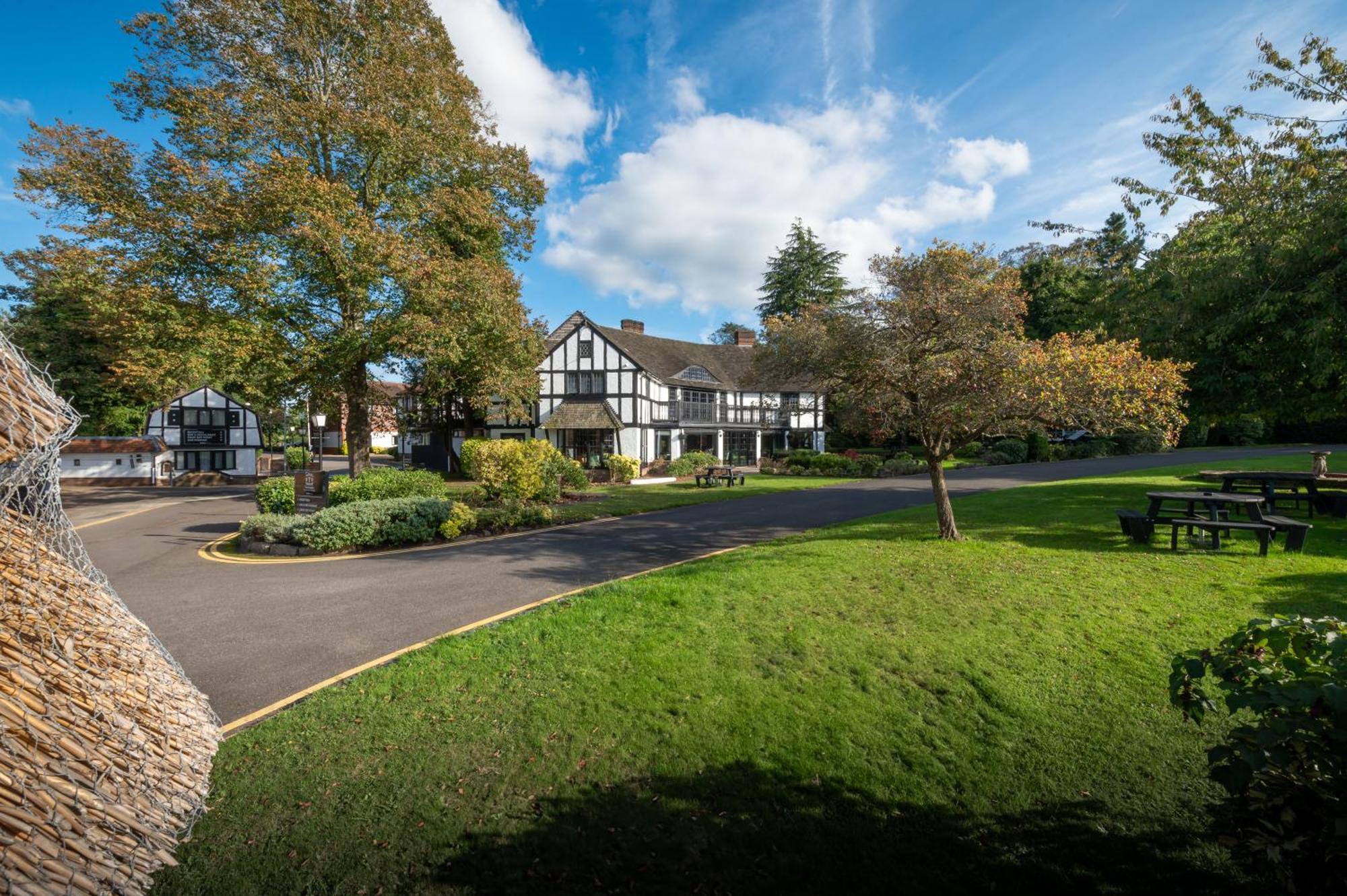 Thatchers East Horsley Exteriör bild