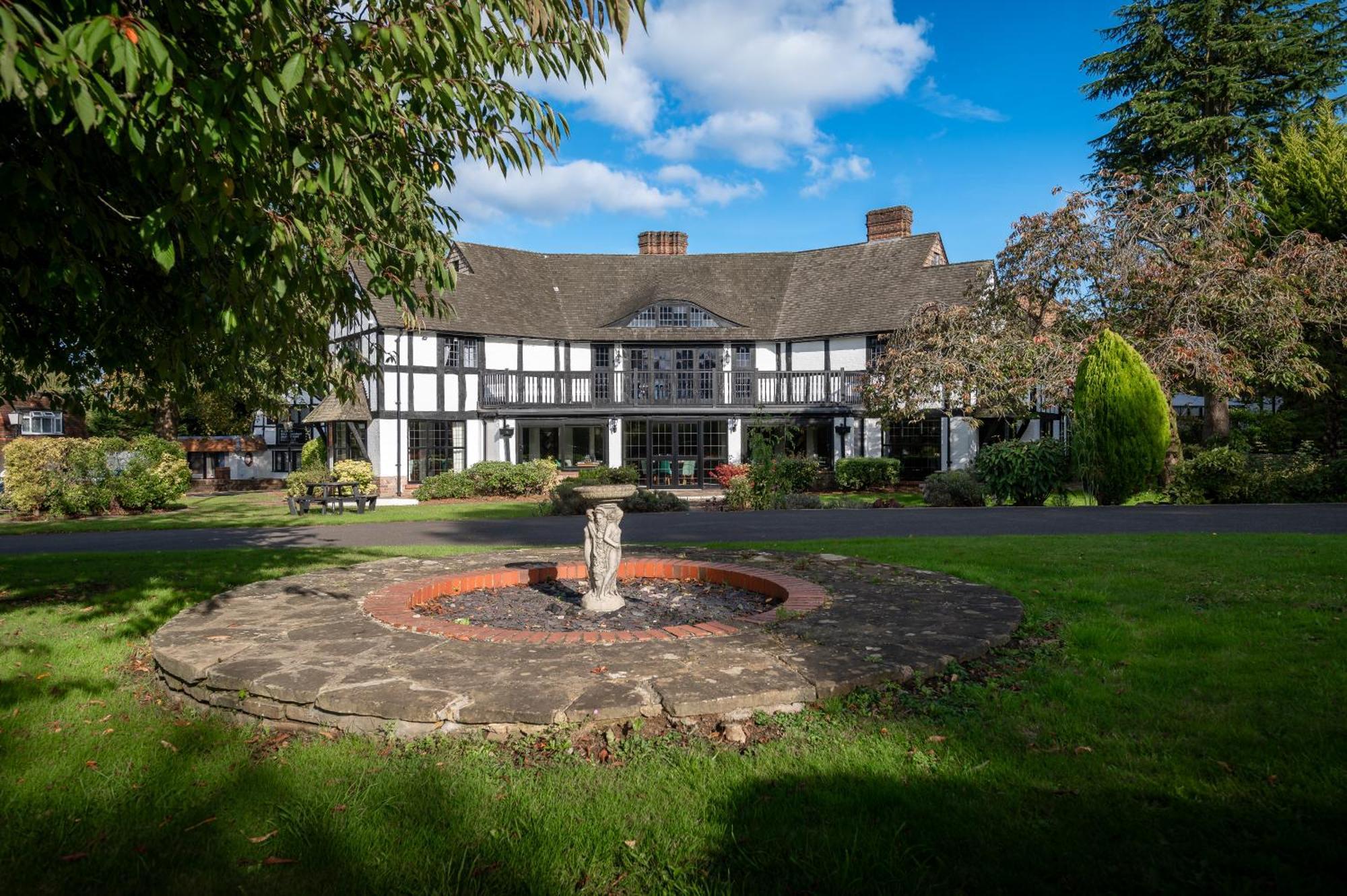 Thatchers East Horsley Exteriör bild
